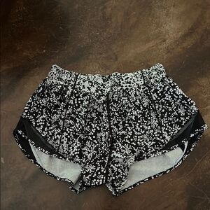 Lululemon women’s Hotty Hot shorts size 6 Black and White Dots Lulu